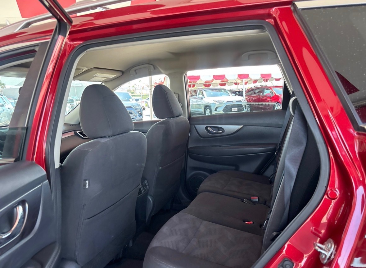 2016 Nissan Rogue SV — photo 9 of 13