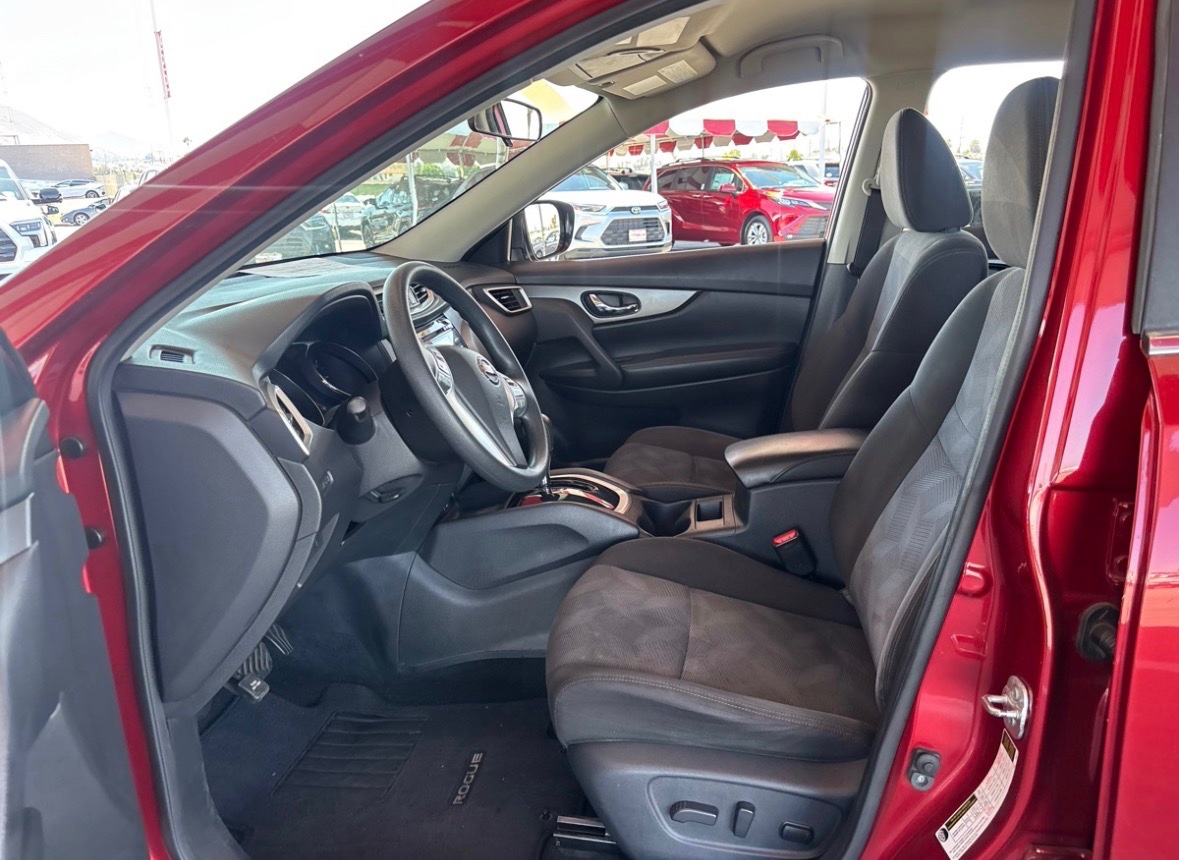 2016 Nissan Rogue SV — photo 8 of 13