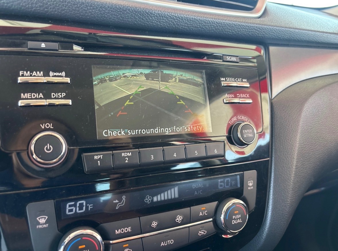 2016 Nissan Rogue SV — photo 11 of 13