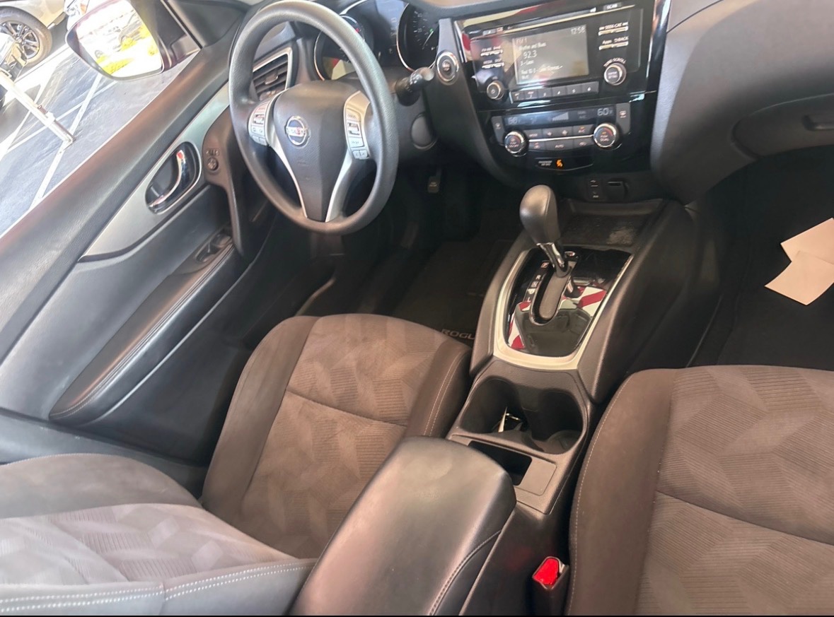 2016 Nissan Rogue SV — photo 12 of 13