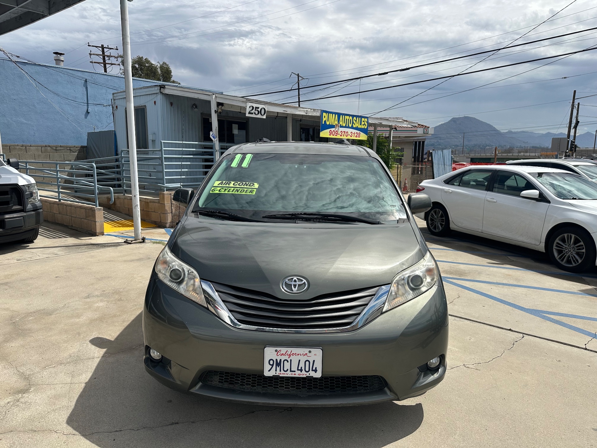 2011 Toyota Sienna XLE — photo 2 of 14