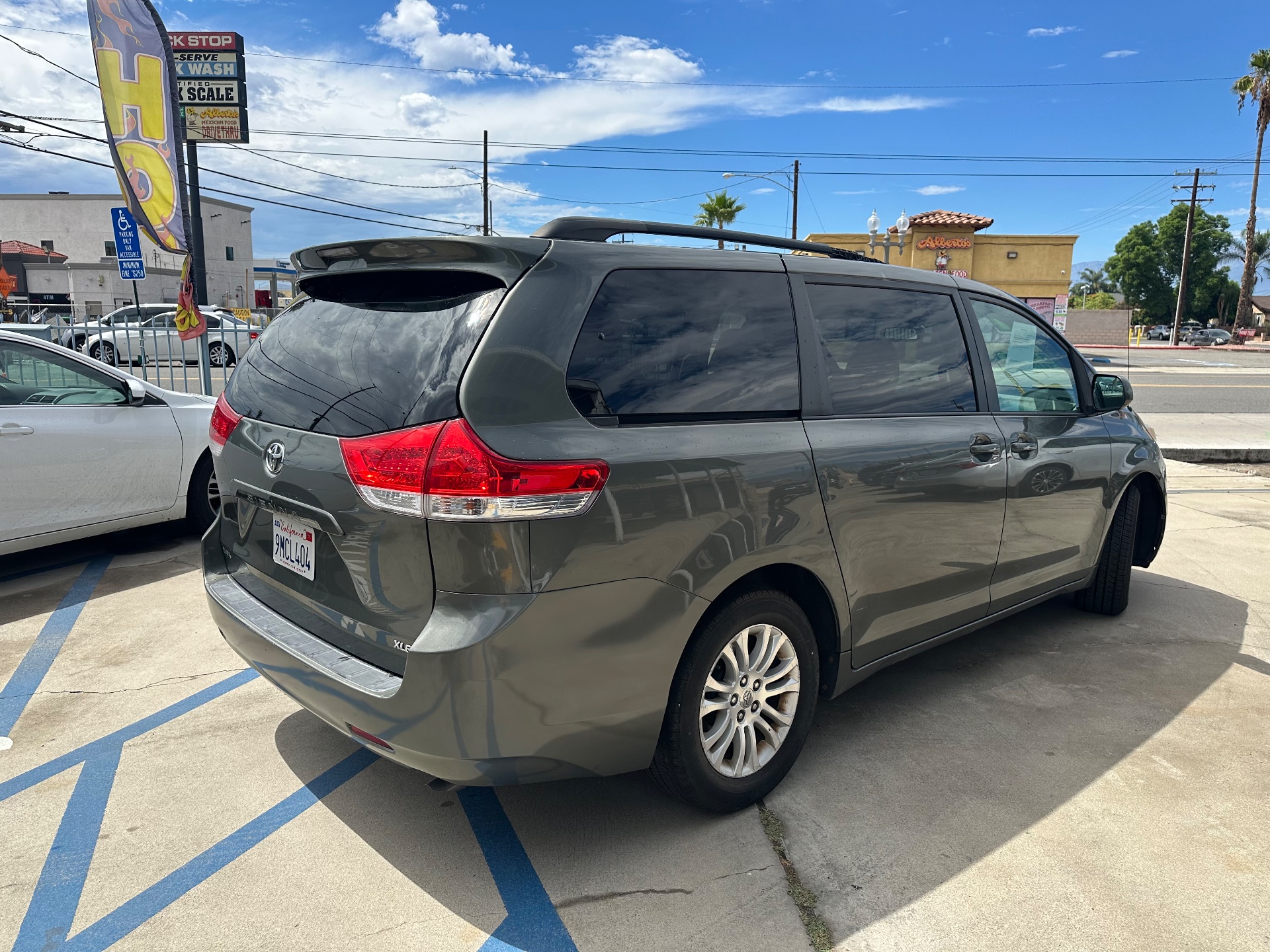 2011 Toyota Sienna XLE — photo 5 of 14