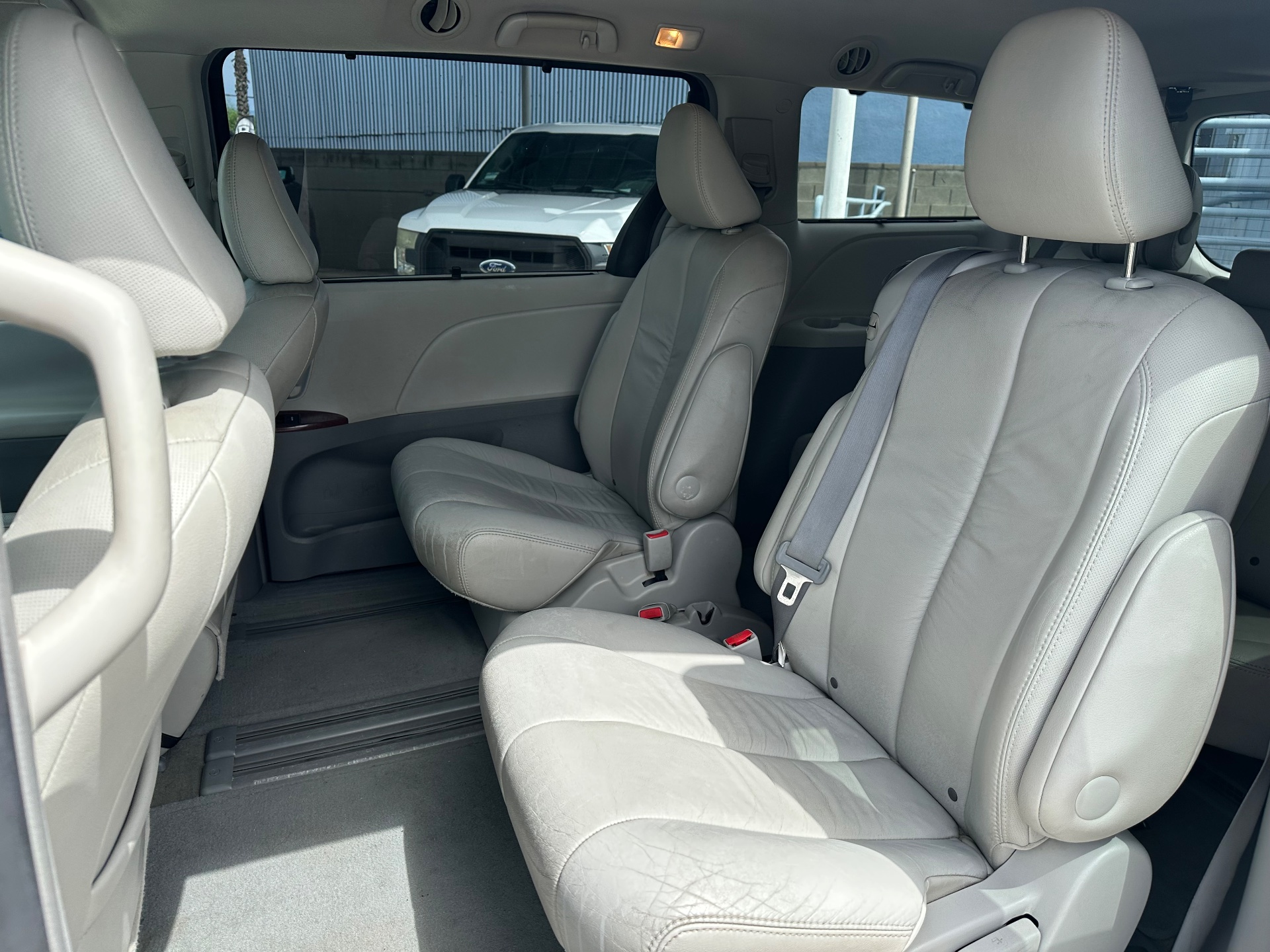 2011 Toyota Sienna XLE — photo 12 of 14