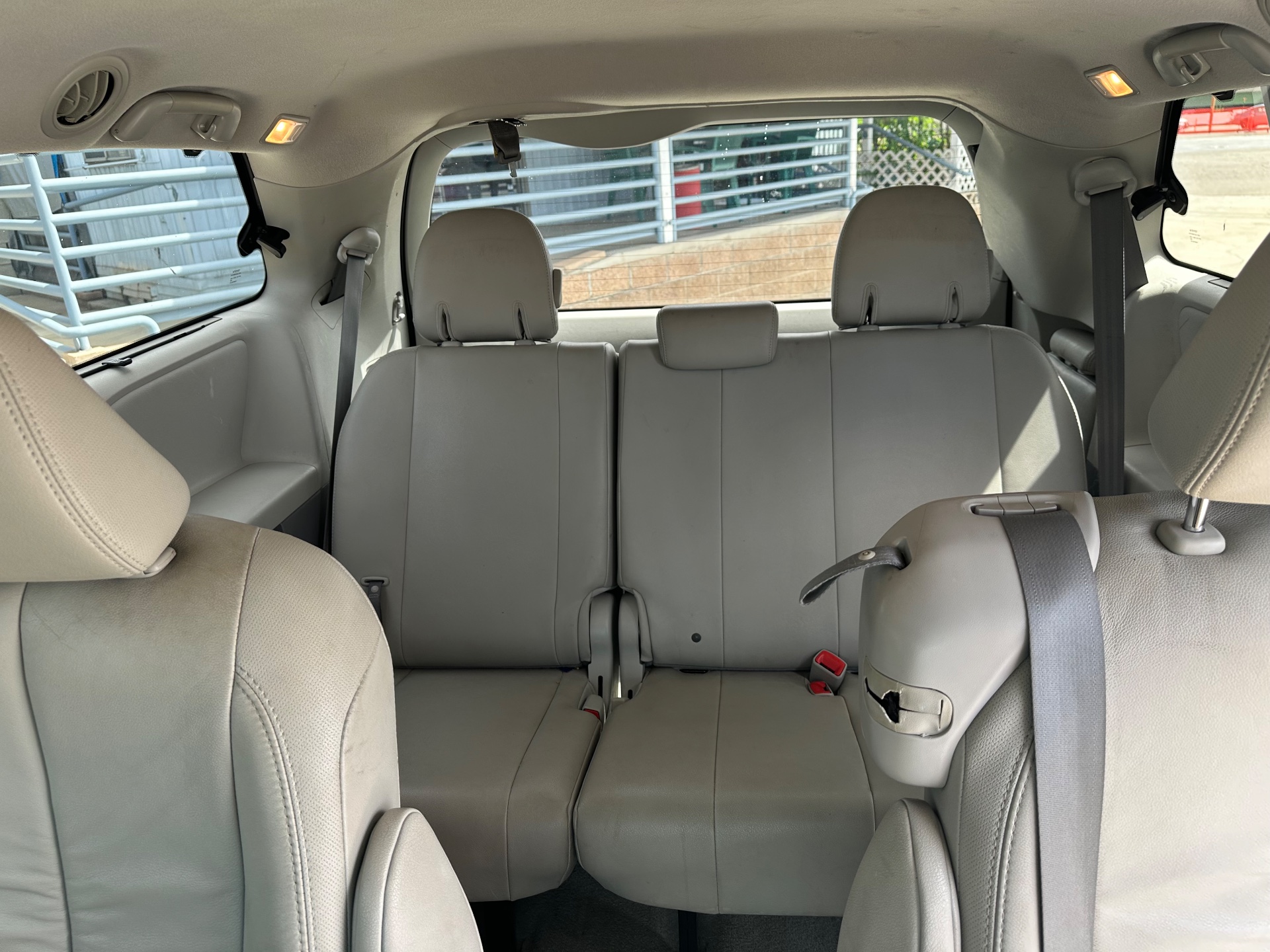 2011 Toyota Sienna XLE — photo 14 of 14