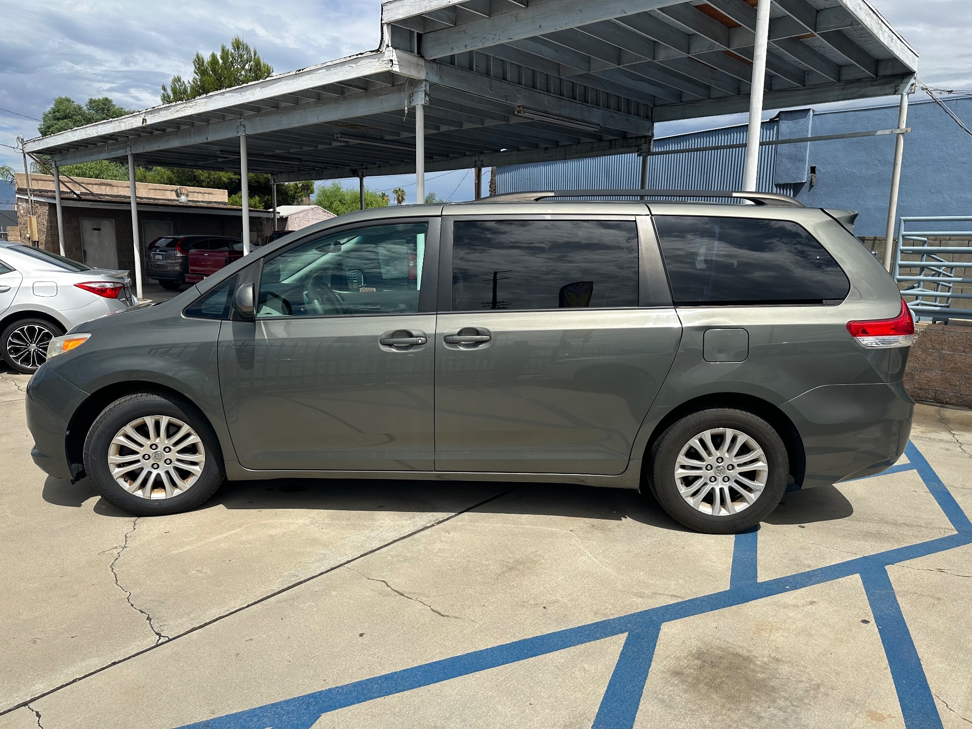2011 Toyota Sienna XLE — photo 8 of 14