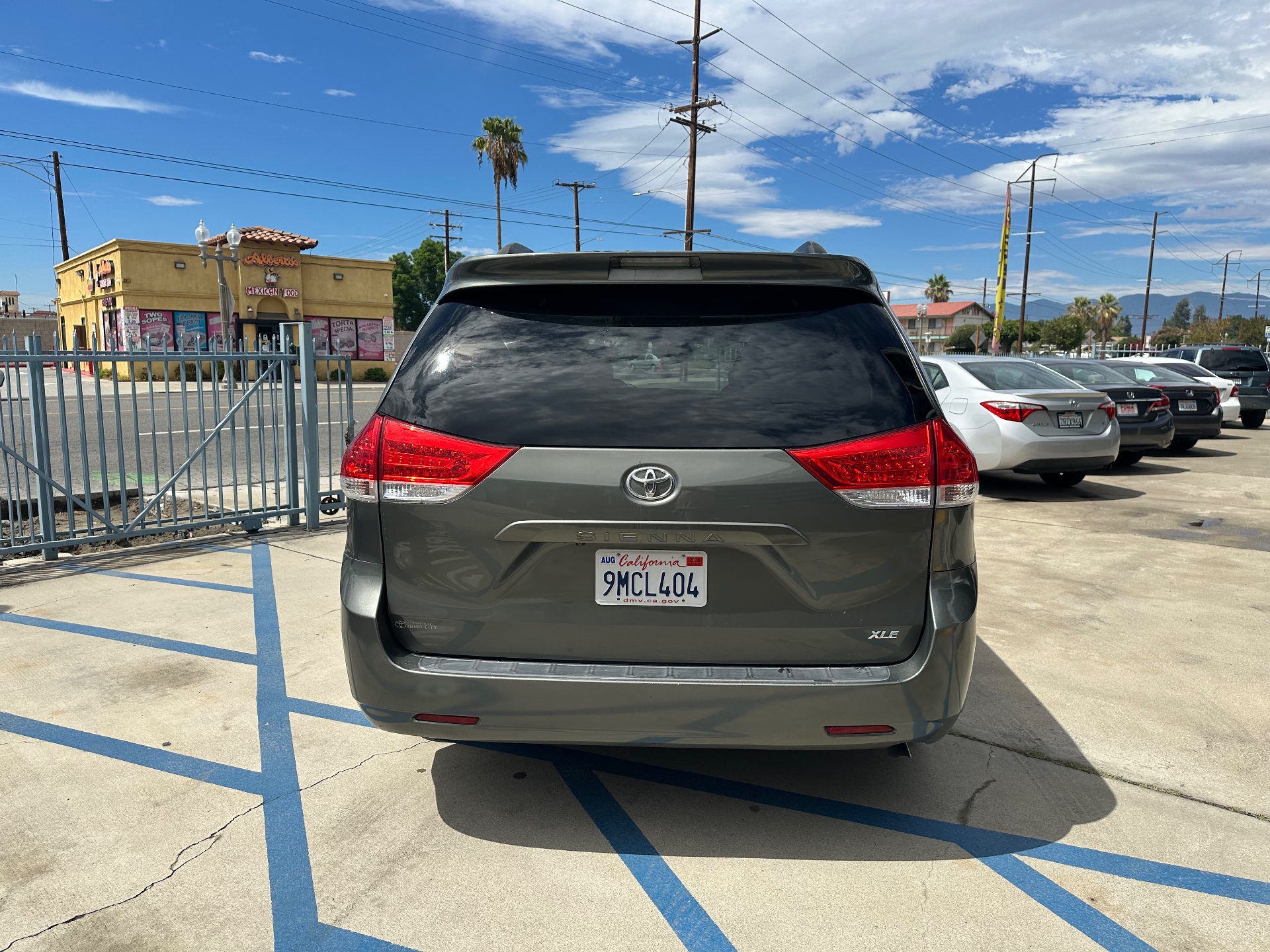 2011 Toyota Sienna XLE — photo 6 of 14
