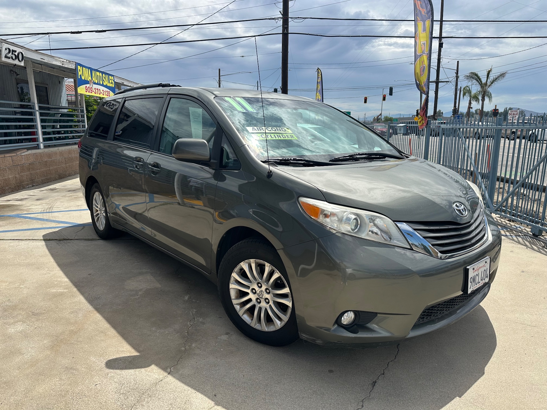 2011 Toyota Sienna XLE — photo 3 of 14