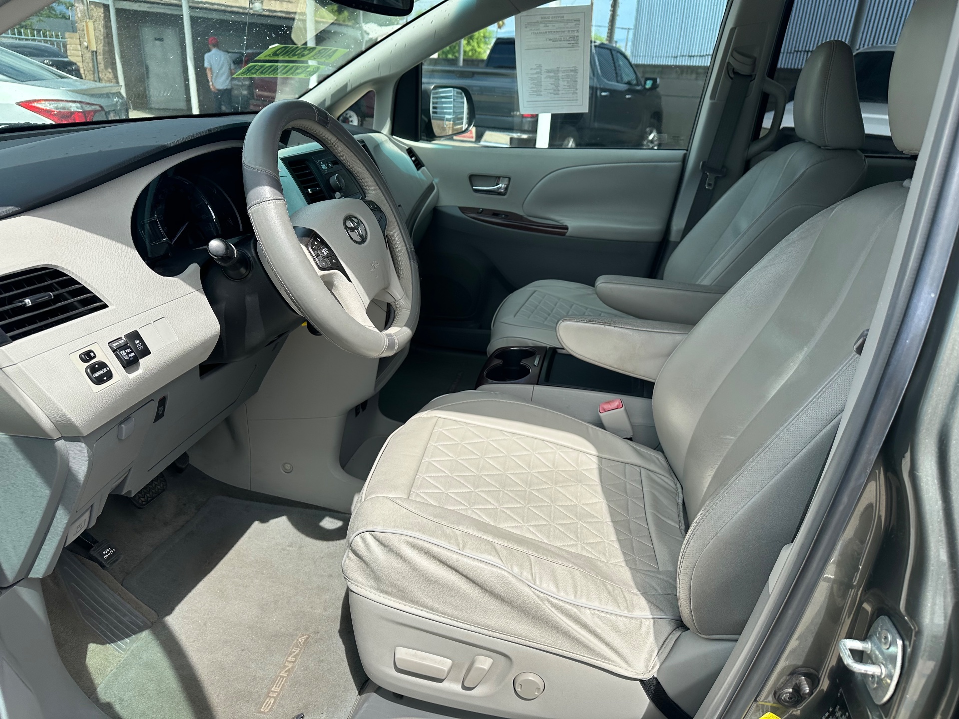 2011 Toyota Sienna XLE — photo 10 of 14