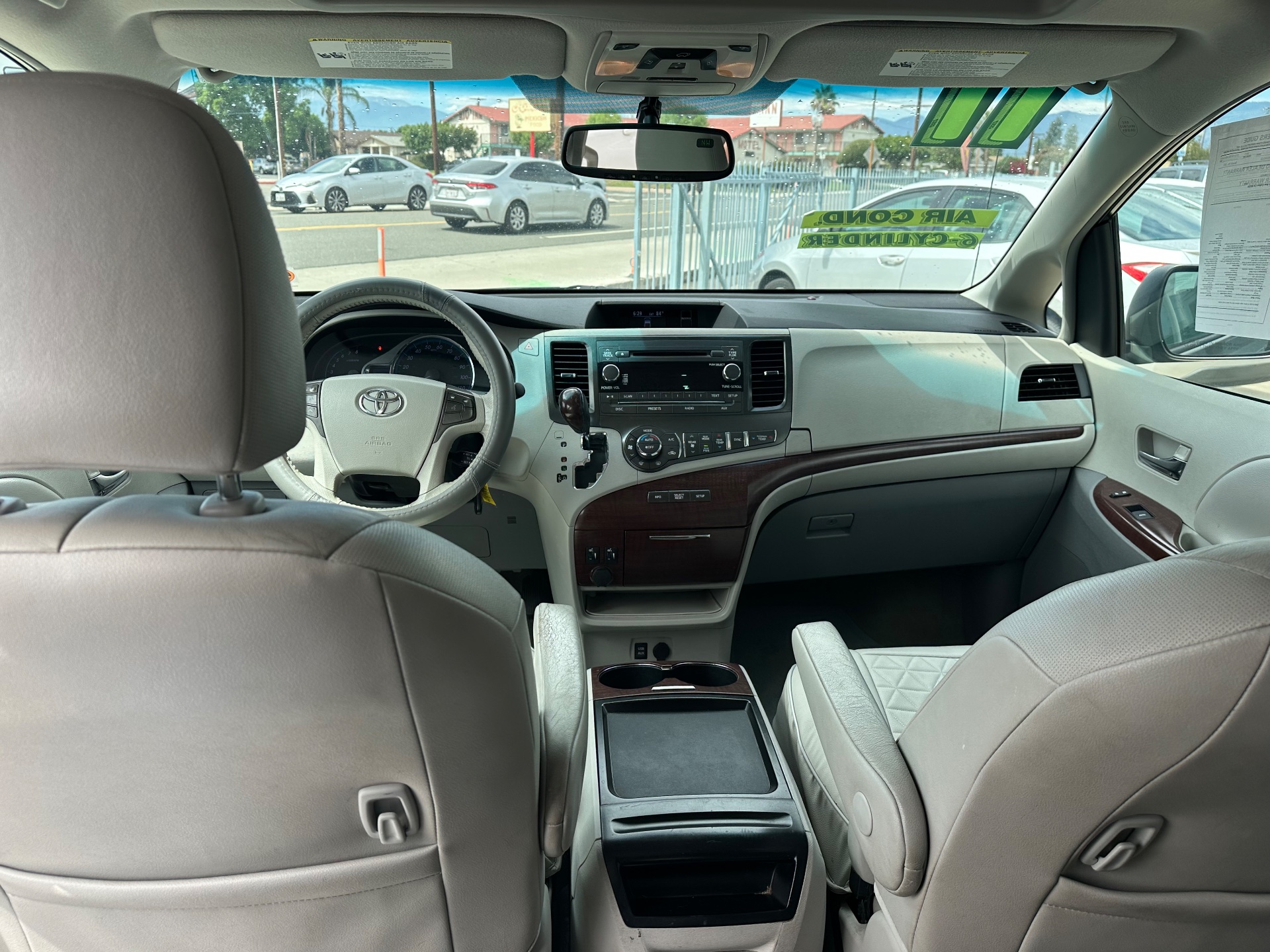 2011 Toyota Sienna XLE — photo 11 of 14