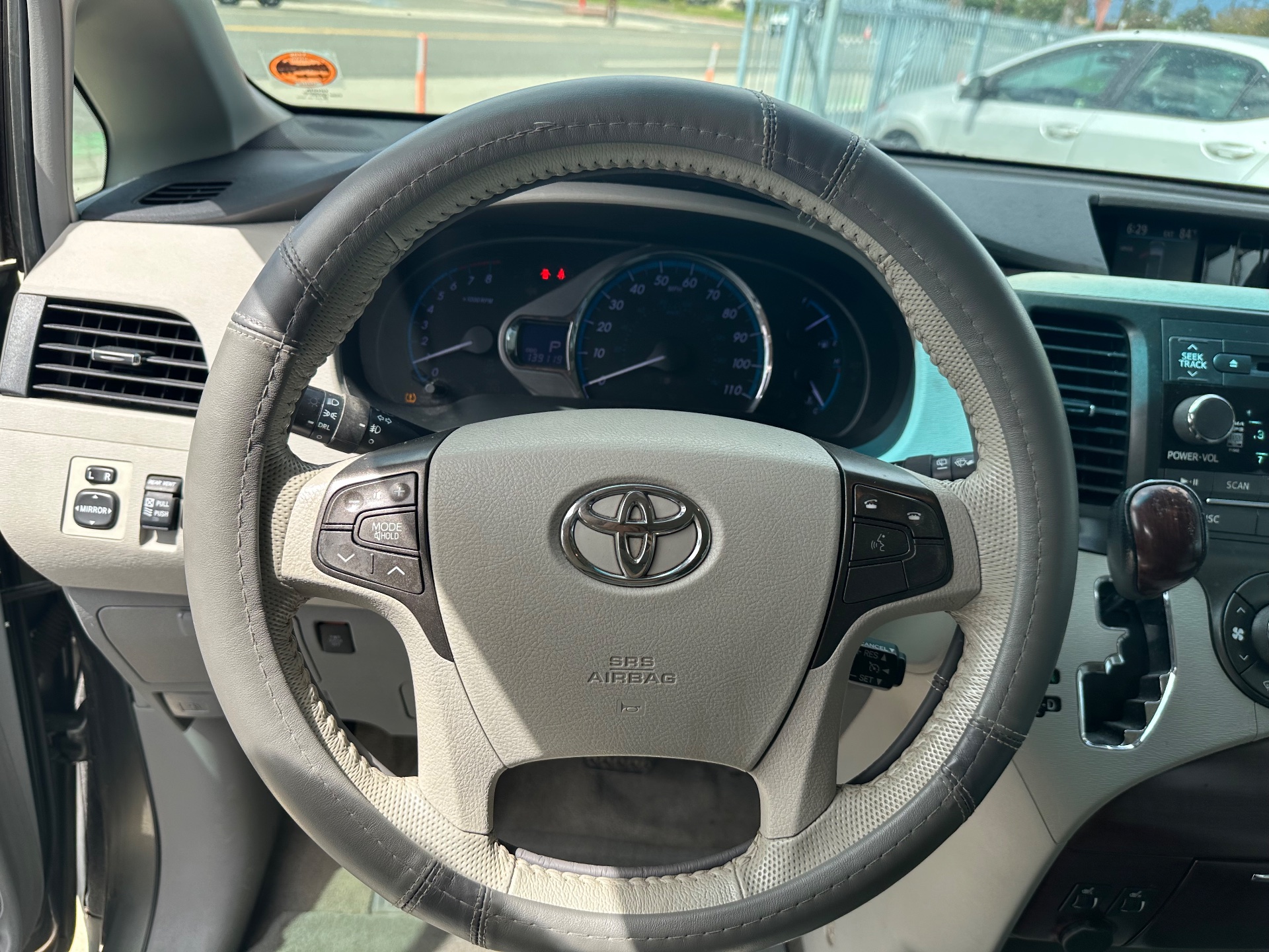 2011 Toyota Sienna XLE — photo 9 of 14