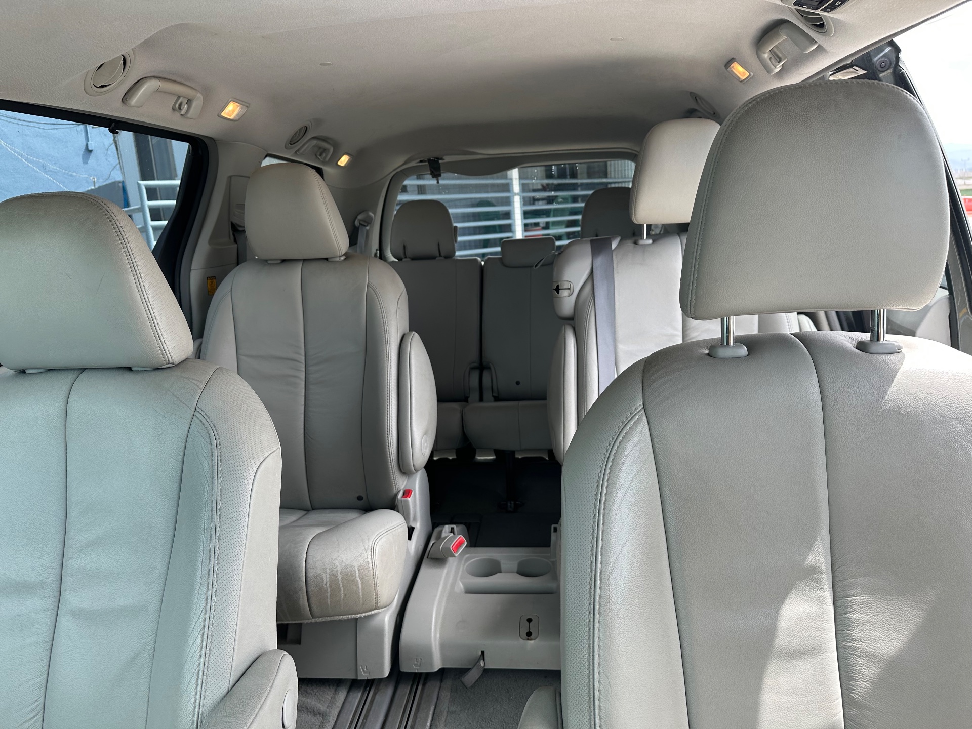 2011 Toyota Sienna XLE — photo 13 of 14