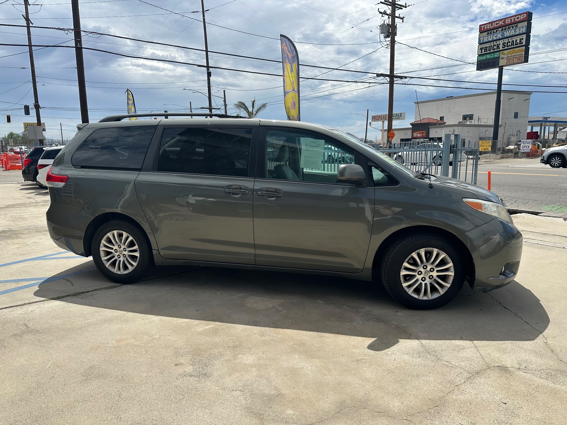2011 Toyota Sienna XLE — photo 4 of 14