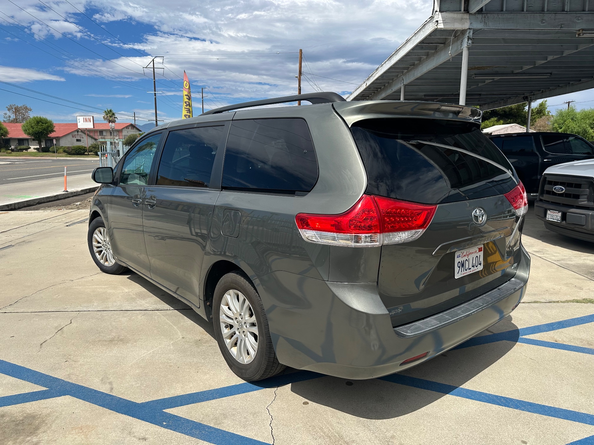 2011 Toyota Sienna XLE — photo 7 of 14