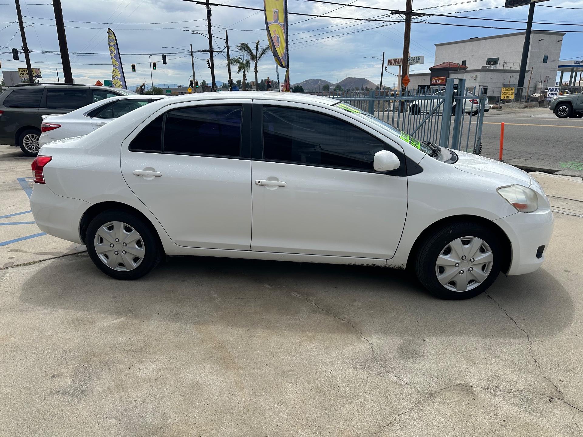 2012 Toyota Yaris  — photo 4 of 11