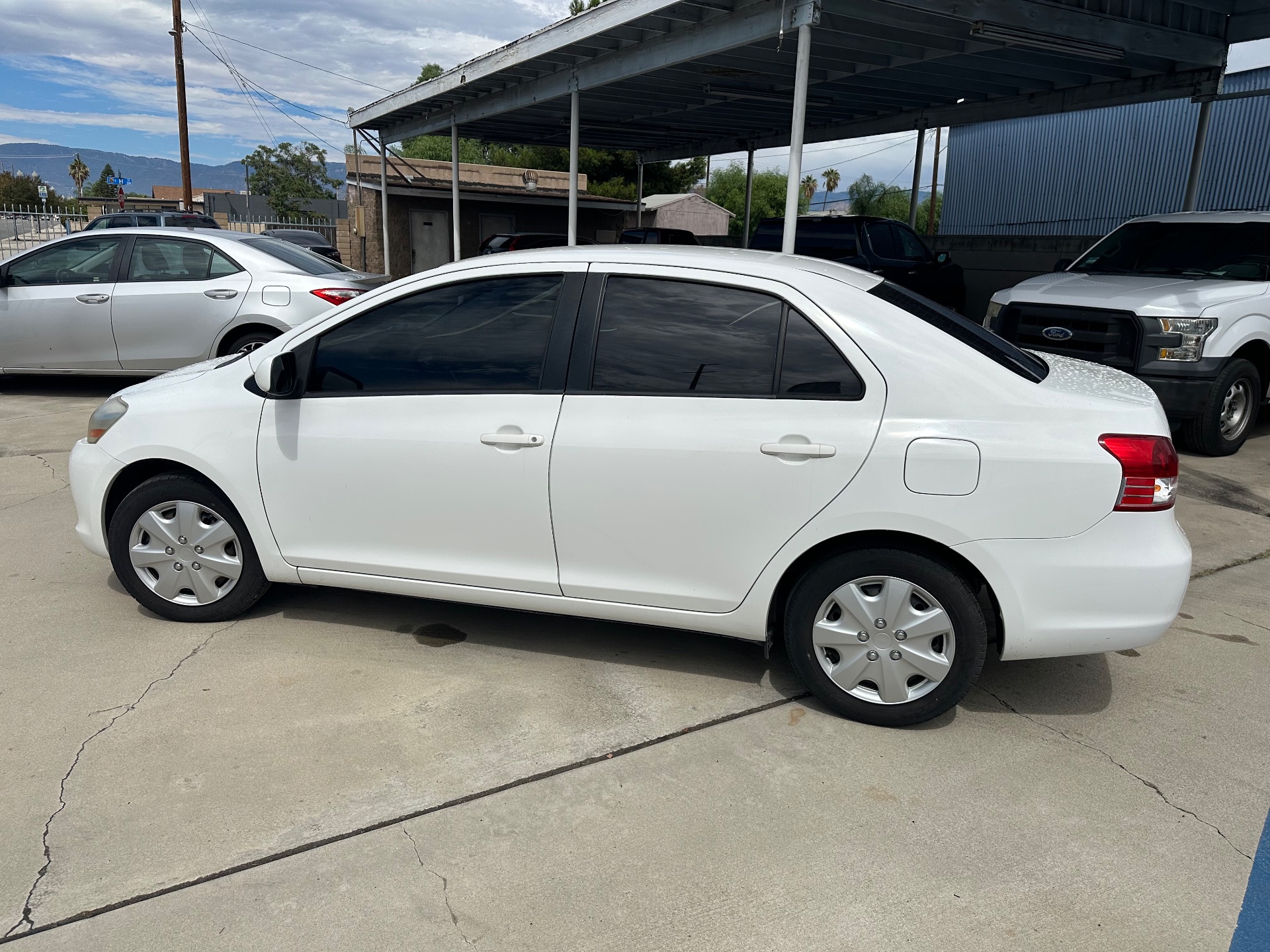 2012 Toyota Yaris  — photo 8 of 11